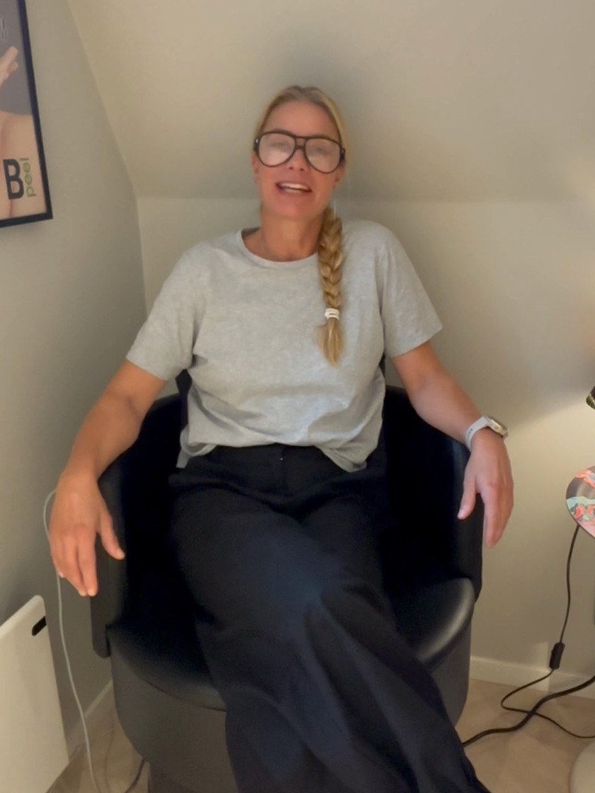 Jill Parnevik i Insculpt Chair på sin klinik i Österskär